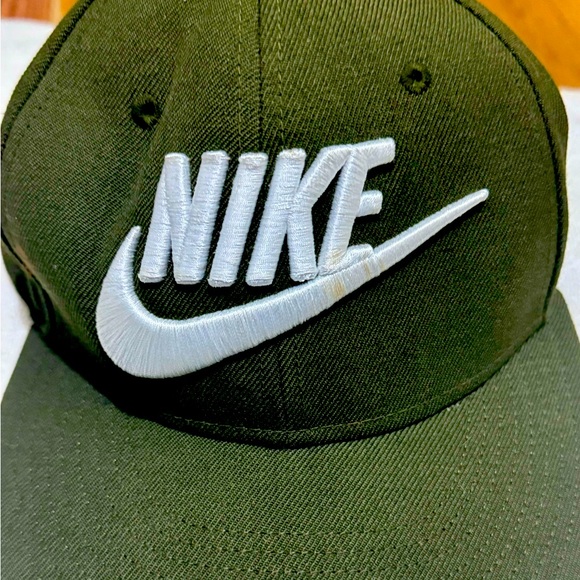 Green Nike Bill Men’s Hat - Picture 1 of 2